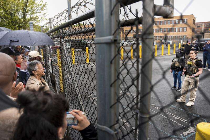 **Le maire de Newark arrêté lors d’une manifestation contre un centre de détention pour migrants** NEWARK — Le maire de Newark, Ras Baraka, a été arrêté vendredi après-midi devant le centre fédéral de détention pour immigrés Delaney Hall, contre lequel il proteste depuis plusieurs semaines. Accusé de violation de propriété privée, il a été libéré en début de soirée après avoir passé plusieurs heures en garde à vue. Baraka, pressenti pour succéder au gouverneur Phil Murphy, s’oppose farouchement à ce centre de 1 000 lits, qu’il estime ouvert illégalement en raison de problèmes de permis de construire. À sa sortie, il a affirmé devant ses soutiens : « Je n’ai rien fait de mal. » Bien qu’il se soit abstenu de commenter directement son affaire, pour respecter les instructions de ses avocats, il a réaffirmé son soutien indéfectible à tous les habitants de Newark, y compris les immigrés. Le maire de Newark arrêté lors d’une manifestation contre un centre de détention pour migrants Le maire de Newark arrêté lors d’une manifestation contre un centre de détention pour migrants