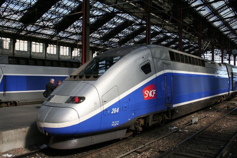 Bébé oublié dans une voiture : une maman piégée par un train parti trop vite