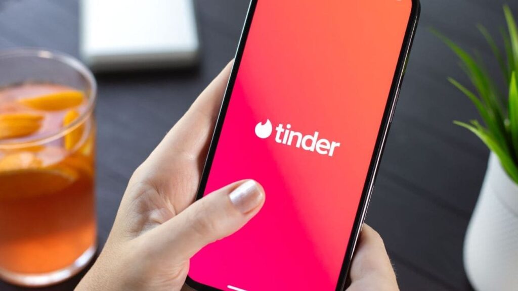 Tinder ouvre une école éphémère de dating à Paris 