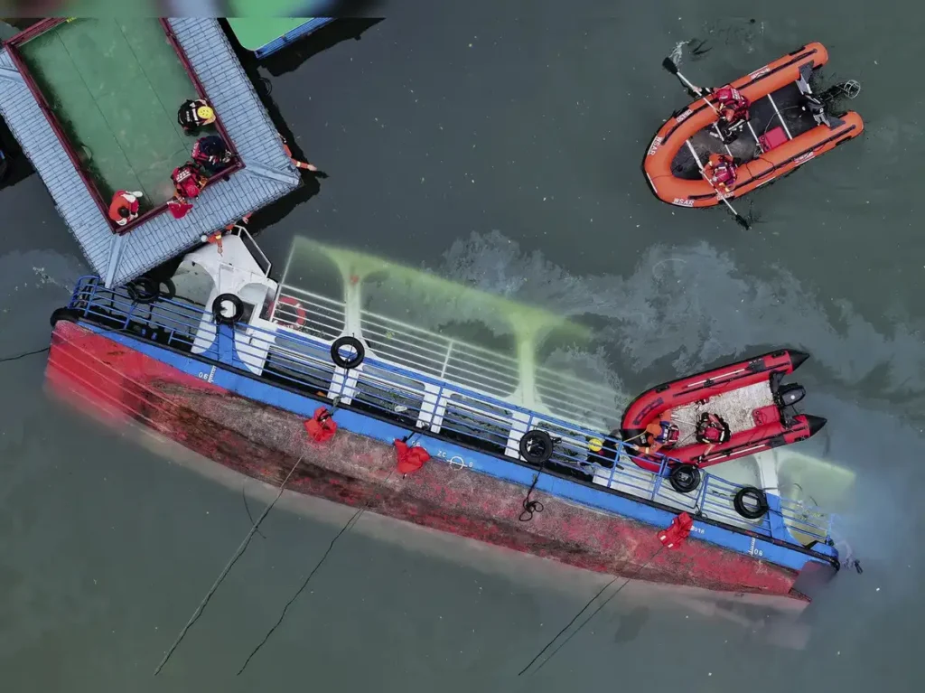 Drame en Chine : neuf morts et un disparu après le chavirement de bateaux touristiques lors d’une tempête soudaine