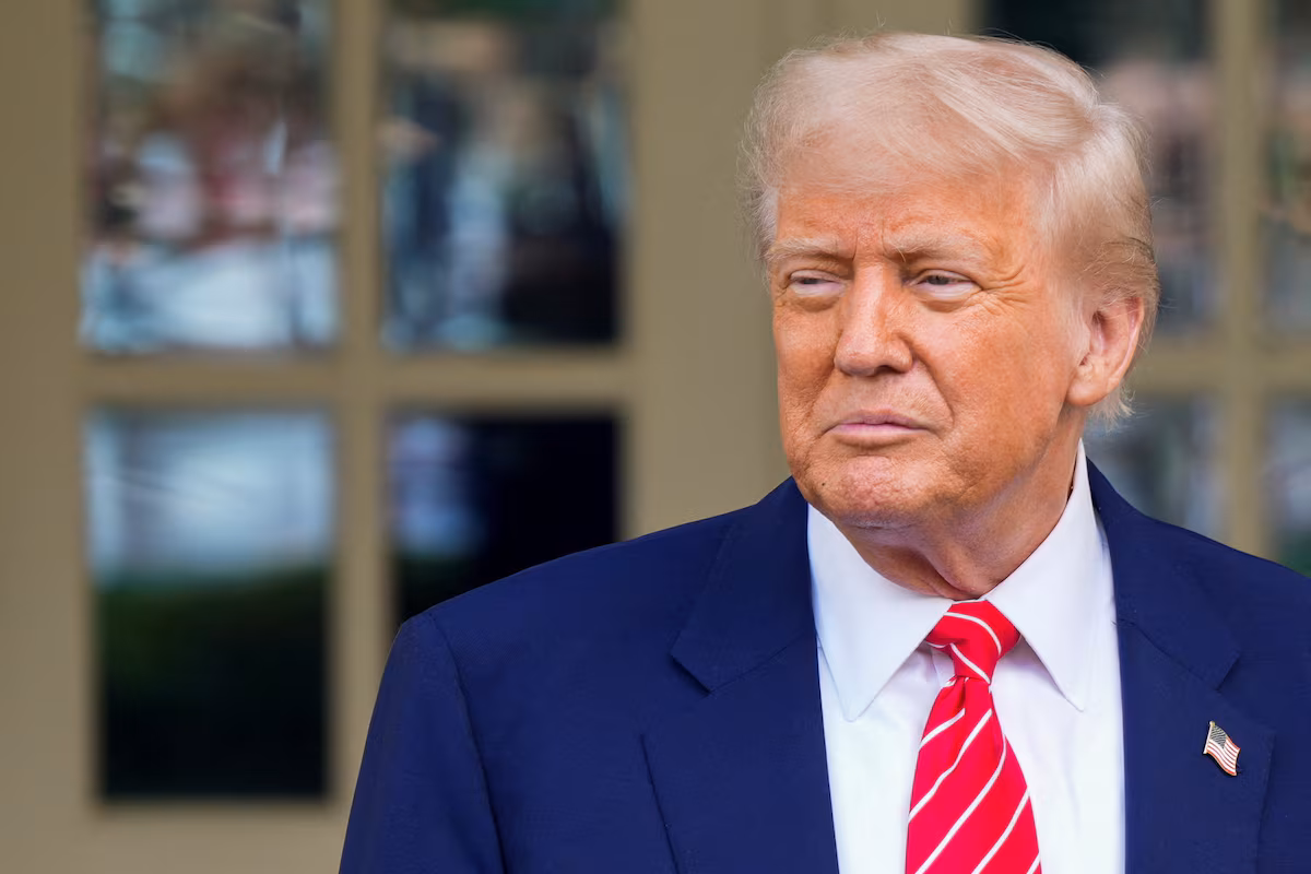 **Trump se dit favorable à une hausse des impôts pour les riches, mais alerte sur les risques politiques** Le président américain Donald Trump a déclaré vendredi qu’il soutenait l’idée d’une augmentation des impôts pour les Américains les plus aisés, tout en avertissant que cette décision pourrait se retourner contre les républicains sur le plan électoral. Ce revirement inattendu intervient alors que les républicains du Congrès débattent de la forme que prendra leur ambitieux programme de réduction d’impôts. « Les Républicains ne devraient probablement pas le faire, mais je suis d’accord s’ils le font !!! », a écrit Trump sur son réseau social Truth Social, avant de réitérer son soutien devant la presse à la Maison Blanche. « J’adorerais le faire, franchement », a-t-il ajouté. « C’est une redistribution réelle, et je suis prêt à y renoncer s’ils veulent le faire. » Trump, milliardaire ayant bâti un empire immobilier international, a affirmé qu’il serait lui-même prêt à payer davantage d’impôts, en échange de réductions significatives pour les classes moyennes et populaires. Il a même évoqué la possibilité de sacrifier une partie de ses biens afin de soutenir les ménages à revenus modestes. Cette position contraste avec celle de plusieurs ténors républicains, dont le sénateur John Thune, qui s’est dit opposé à toute hausse d’impôt. « Nous ne voulons augmenter les impôts de personne », a-t-il déclaré sur Fox News. Le président de la Chambre, Mike Johnson, envisagerait néanmoins de réduire le volume global du plan fiscal de 4 500 à 4 000 milliards de dollars, selon un assistant parlementaire. Trump aurait également encouragé Johnson à relever la tranche d’imposition supérieure de 37 % à 39,6 % pour les revenus dépassant 2,5 millions de dollars, ou 5 millions pour les couples, tout en épargnant les petites entreprises. Cette mesure viserait à compenser les réductions d’impôts massives promises à la classe moyenne, tout en préservant les dépenses pour Medicaid, le programme de santé destiné aux plus modestes. Mais le président républicain a aussi prévenu que les démocrates pourraient exploiter cette proposition à leur avantage, en rappelant le précédent de George H. W. Bush, battu en 1992 après avoir rompu sa promesse de ne pas augmenter les impôts. Trump a insisté sur le fait que toute hausse, même symbolique, pourrait être utilisée contre les républicains. Trump se dit favorable à une hausse des impôts pour les riches, mais alerte sur les risques politiques Trump se dit favorable à une hausse des impôts pour les riches, mais alerte sur les risques politiques