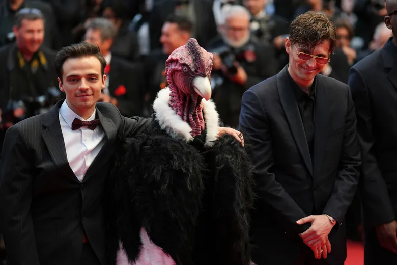 Un homme-oiseau fait sensation sur le tapis rouge de Cannes
