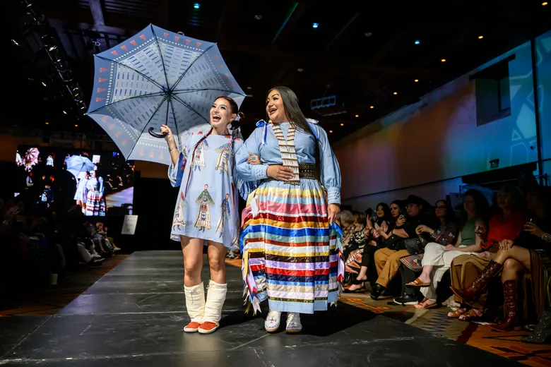 À Santa Fe, la Semaine de la mode autochtone célèbre l’héritage culturel à travers la soie, les peaux et la haute couture