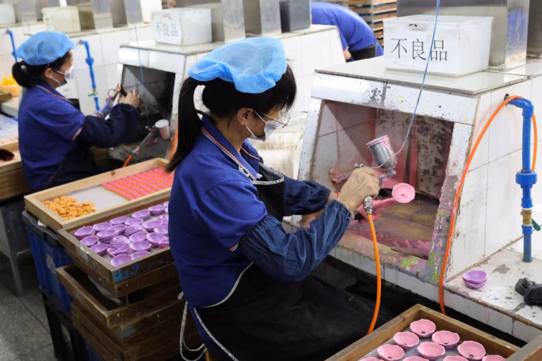 Une usine de jouets américaine en Chine étranglée par les droits de douane de Trump : "Je me cannibalise pour survivre"