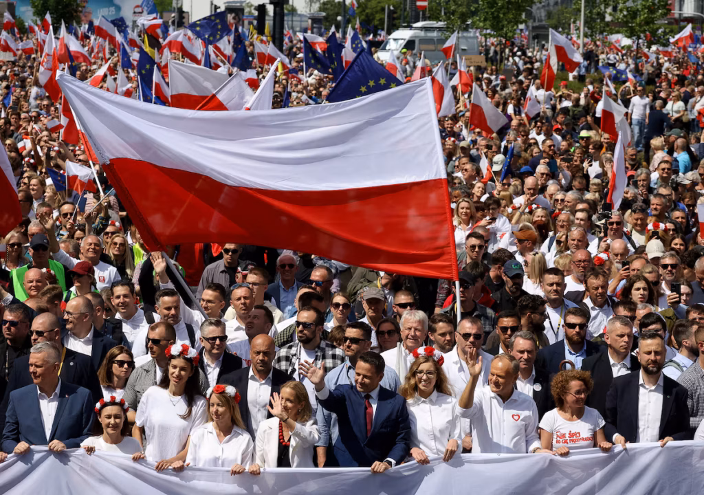 Pologne : affrontement de rue à Varsovie entre partisans libéraux et nationalistes à l'approche de la présidentielle