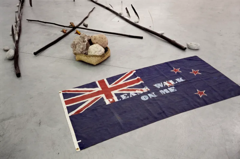 Nouvelle-Zélande : un drapeau piétinable dans une galerie d’art déclenche une tempête et est retiré après 19 jours
