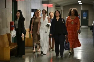 Procès Weinstein : une tension extrême après le geste d’une plaignante et un échange houleux sur un film culte