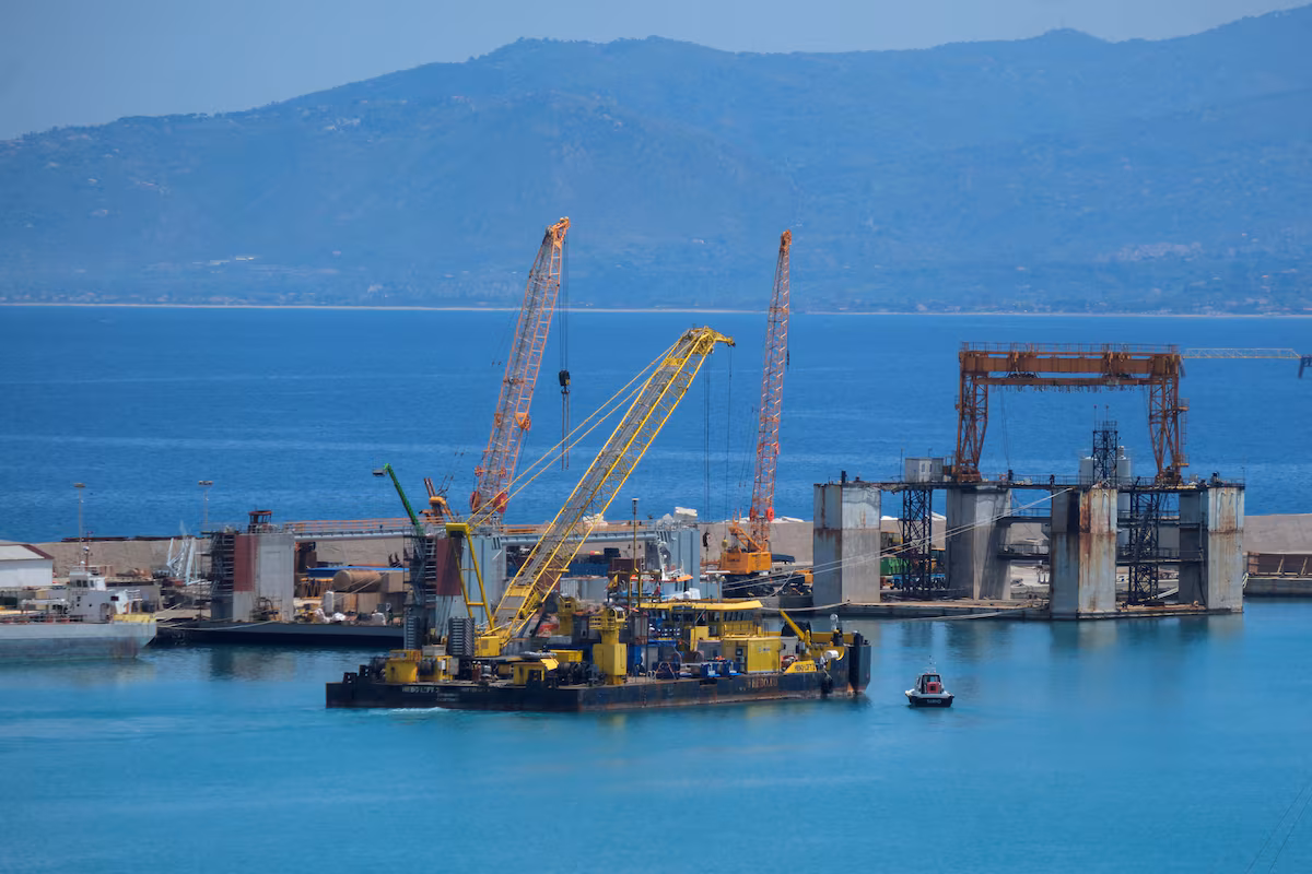 Le renflouement du yacht de Mike Lynch débute en Sicile, des zones d’ombre persistent sur le naufrage mortel