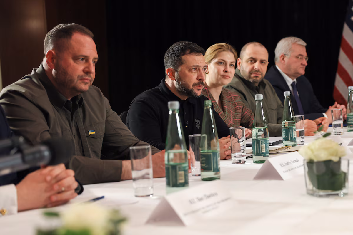 Zelensky rencontre le vice-président américain Vance pour tenter de raviver le dialogue sur l’Ukraine