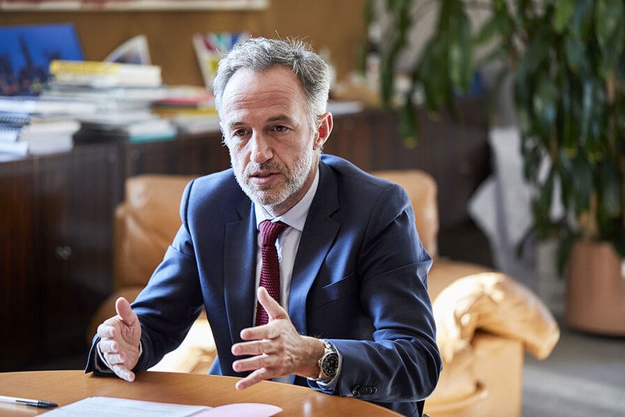 Emmanuel Grégoire désigné candidat du PS à Paris en battant le candidat d'Hidalgo