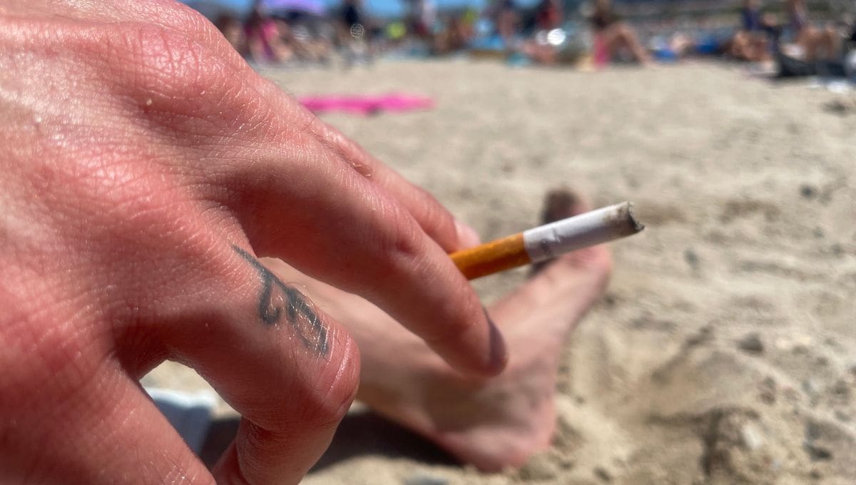 Fumer à la plage, au parc ou près des écoles devient interdit dès ce dimanche