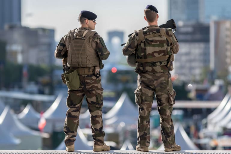 Des ex-militaires français mis en examen pour atteinte au secret défense