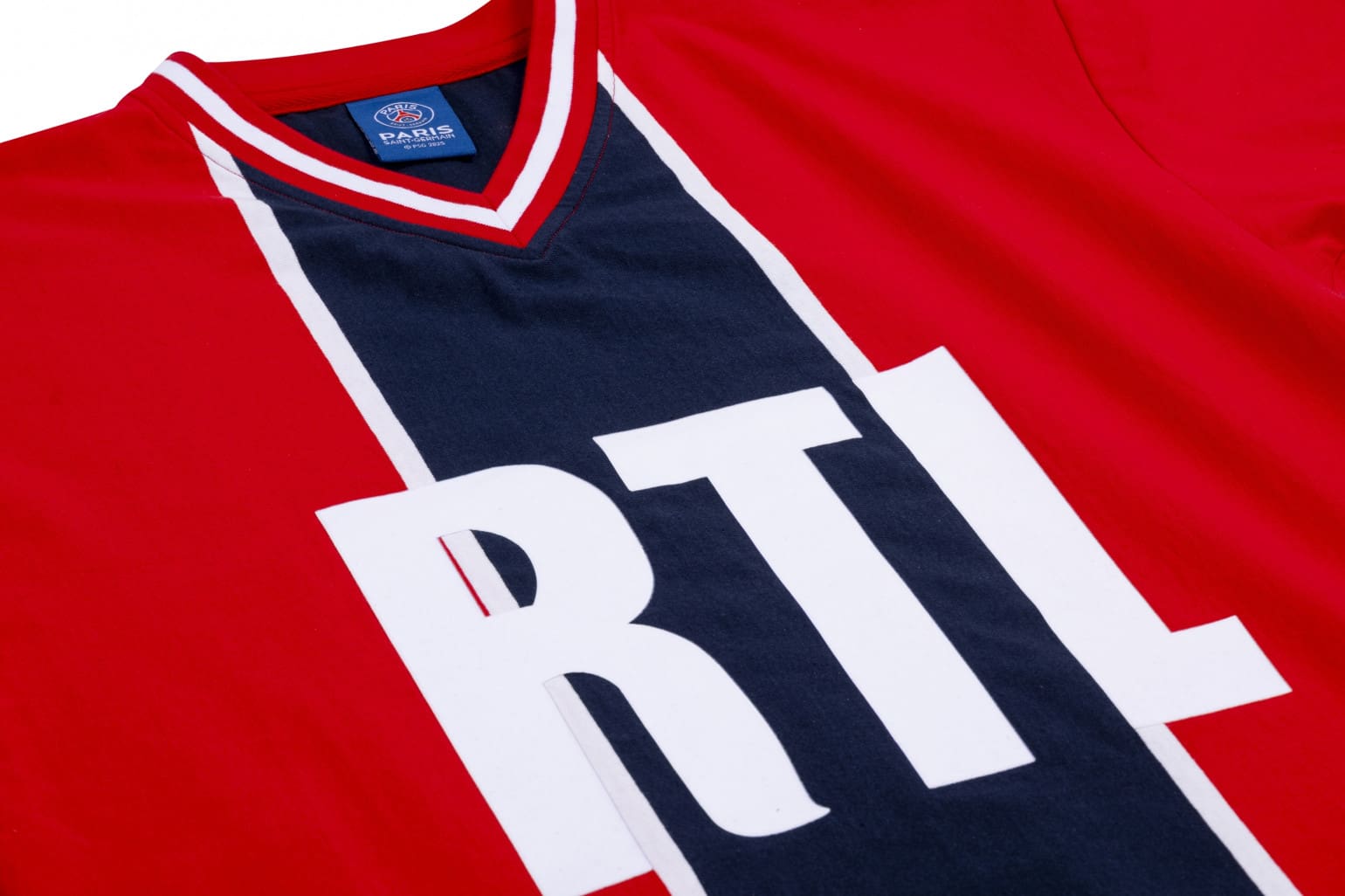 Après le hors-série de L'Équipe, le PSG relance son maillot mythique de 1975