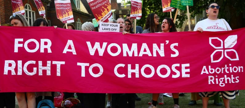 Royaume-Uni : les députés dépénalisent l’avortement hors délai