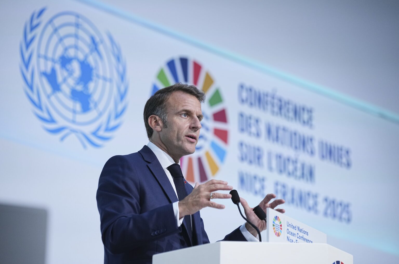 Emmanuel Macron: « Si la Terre se réchauffe, l’océan quant à lui est en ébullition. » Au sommet de l&rsquo;ONU sur les Océans, le président tire la sonnette d&rsquo;alarme