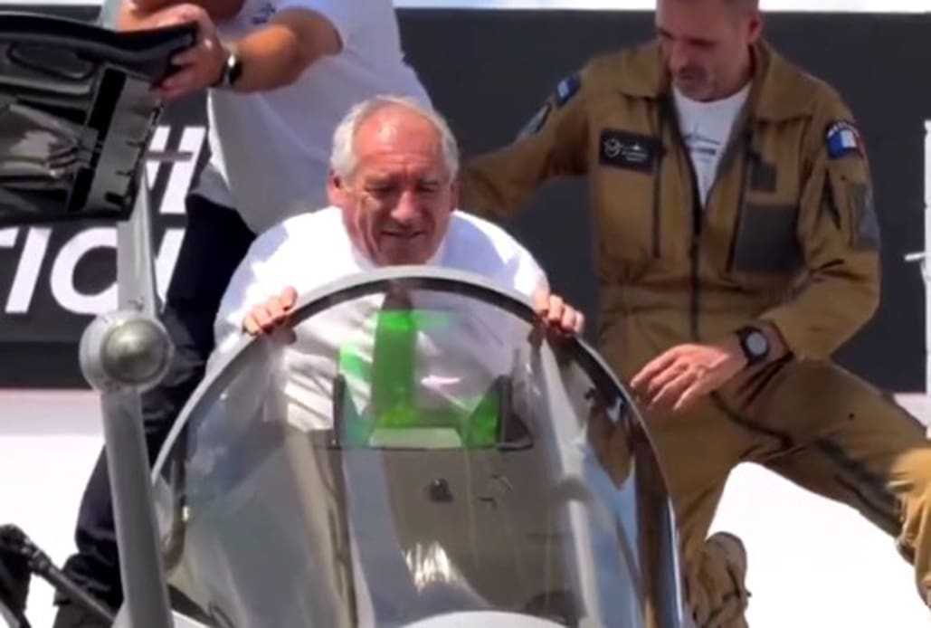 VIDÉO - François Bayrou, incapable de sortir d'un avion de chasse au Salon du Bourget, devient la risée du web