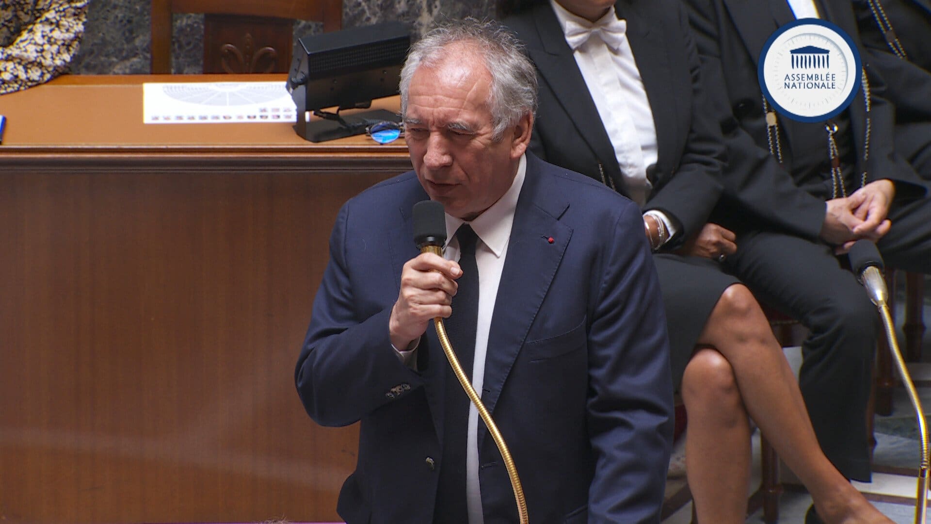 L'Assemblée nationale rend hommage aux deux pompiers tués et à la surveillante assassinée dans un collège