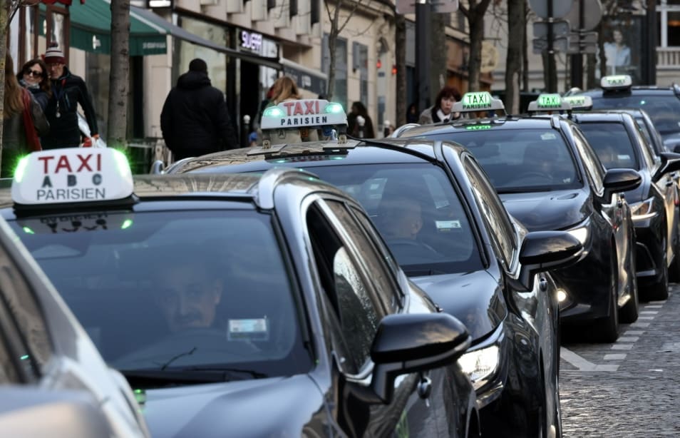 Taxis et VTC en colère : blocages massifs attendus dès mardi partout en France