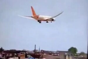 VIDÉO - Crash aérien en Inde: un Boeing 787 d’Air India à destination de Londres s’écrase peu après le décollage avec 242 personnes à bord. Un homme aurait survécu au crash