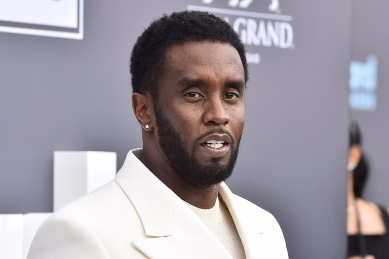 Procès de Diddy : son ex-compagne fond en larmes en décrivant des « marathons sexuels » sous drogue