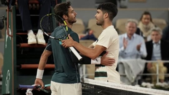 Roland-Garros 2025 : Carlos Alcaraz se qualifie pour la finale après l’abandon de Lorenzo Musetti
