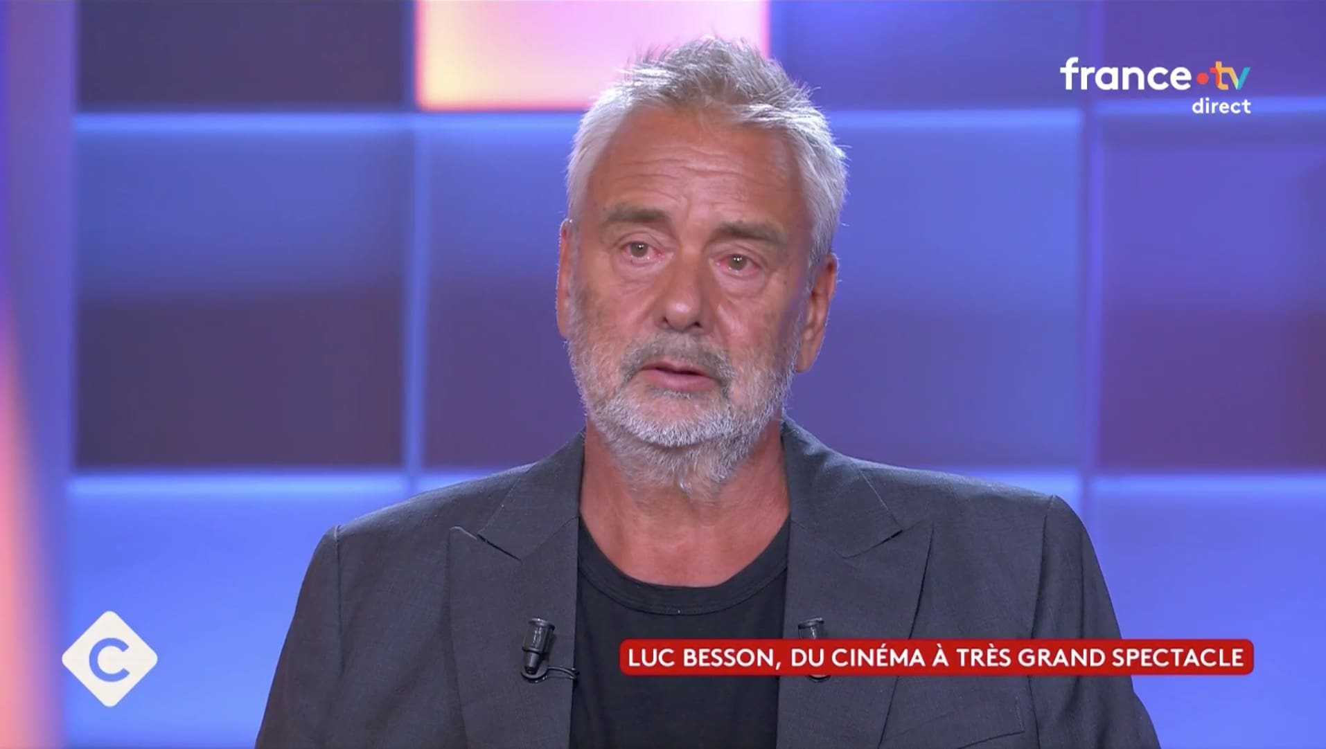 VIDÉO - Luc Besson en larmes en évoquant Bruce Willis: "Il a dû sauver le monde 53 fois, et maintenant, le monde l'emporte. C'est triste. C'était un gars génial."