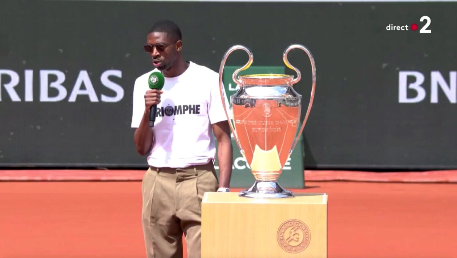 VIDÉO - Ousmane Dembélé, l'attaquant du PSG, présente la Ligue des champions au public de Roland-Garros