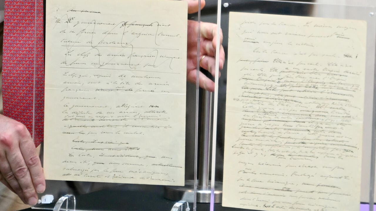  Le manuscrit de l’Appel du 18 juin entre dans l’armoire inviolable des Archives nationales