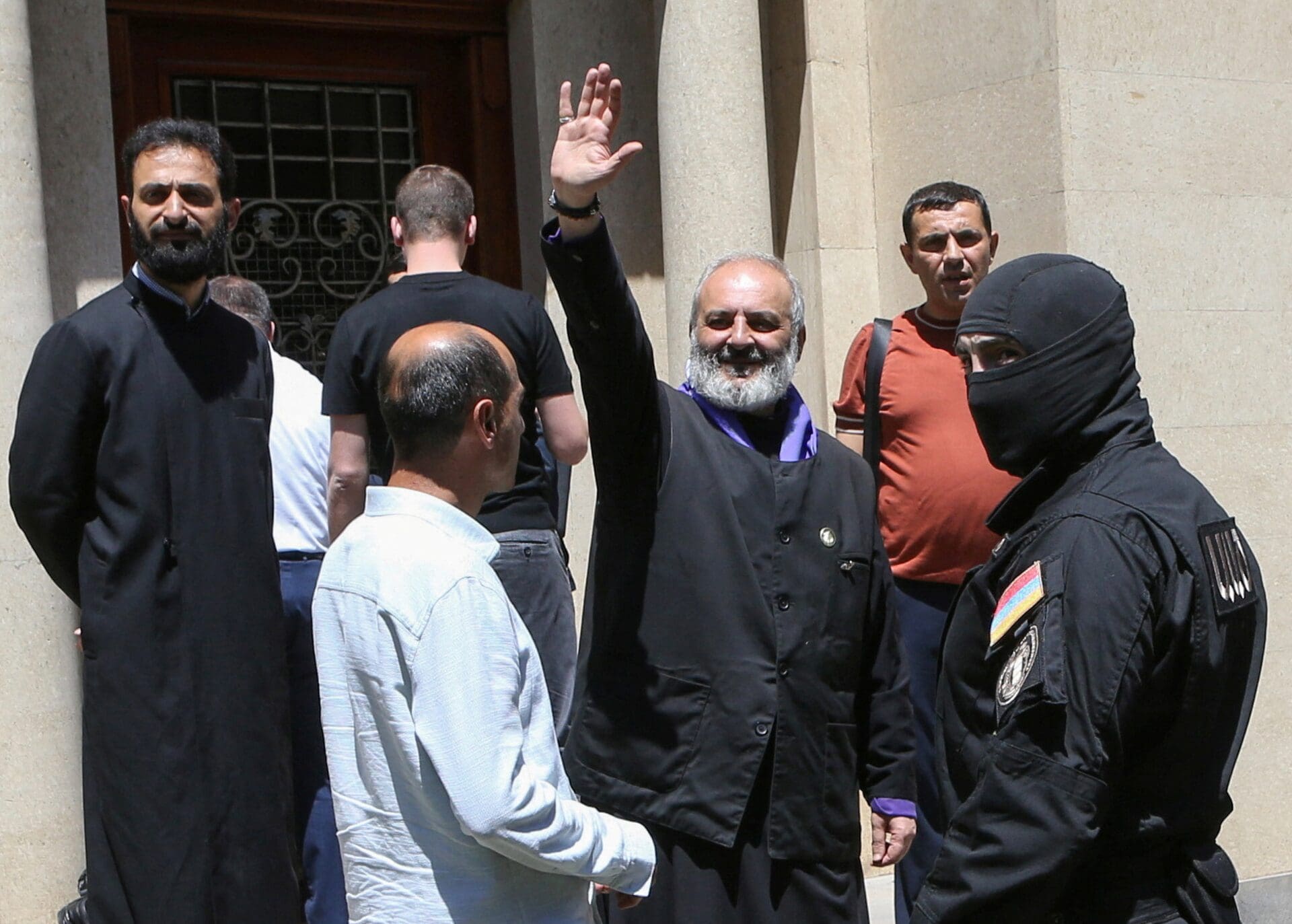 Coup de théâtre en Arménie : un archevêque arrêté pour tentative de coup d’État