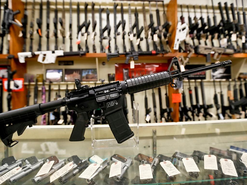 La Cour suprême des États-Unis rejette deux affaires sur les armes à feu, mais le débat sur les fusils d’assaut pourrait revenir bientôt
