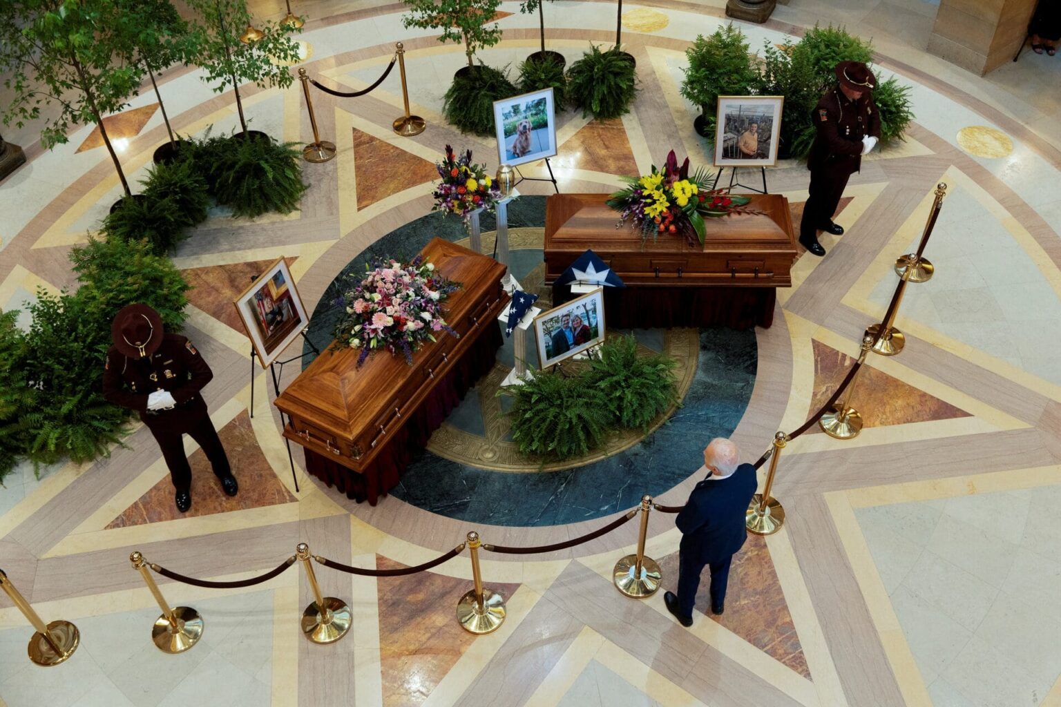 Joe Biden se recueille au Capitole du Minnesota auprès de la députée assassinée Melissa Hortman et de son mari