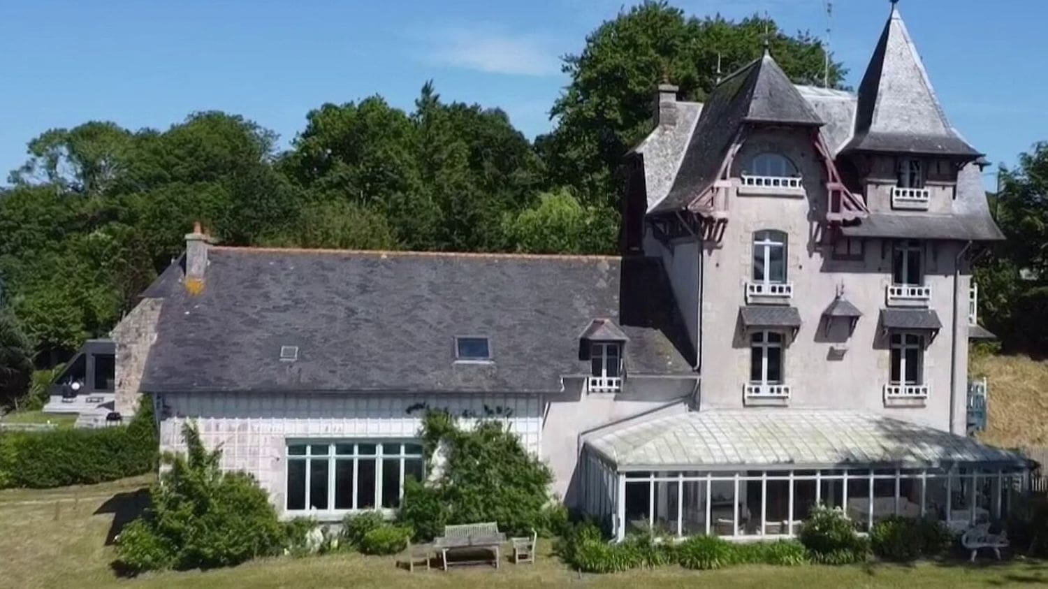 Une maison pour elles : Aurélie Valognes crée un refuge d’écriture dans l’ancien repaire de Jane Birkin
