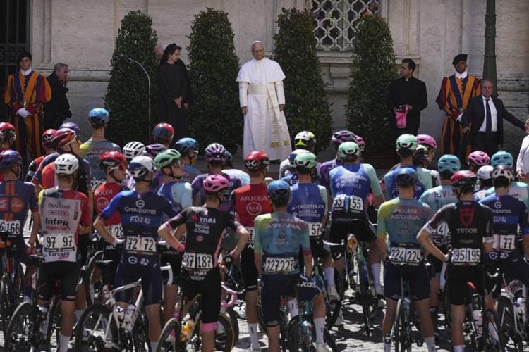 Le pape Léon XIV bénit les coureurs du Giro d’Italia lors d’une étape historique dans les jardins du Vatican