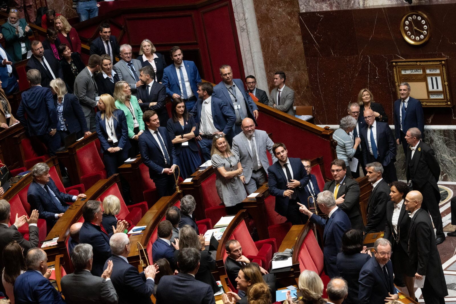 Déroute pour les macronistes : le RN fait exclure l’éolien et le solaire de la stratégie énergétique