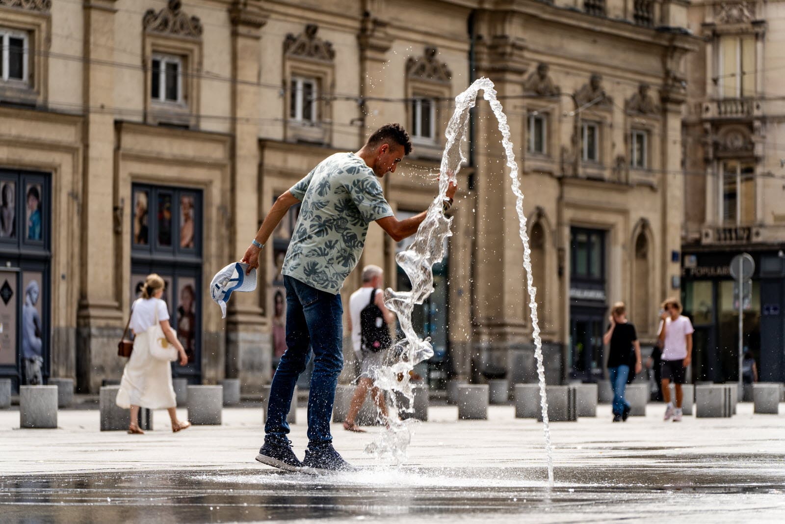 Canicule historique : 84 départements en alerte, la France suffoque
