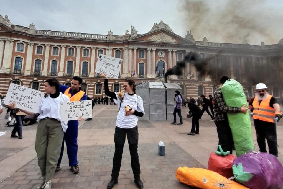 Toulouse : la manif dérape, le Capitole vandalisé
