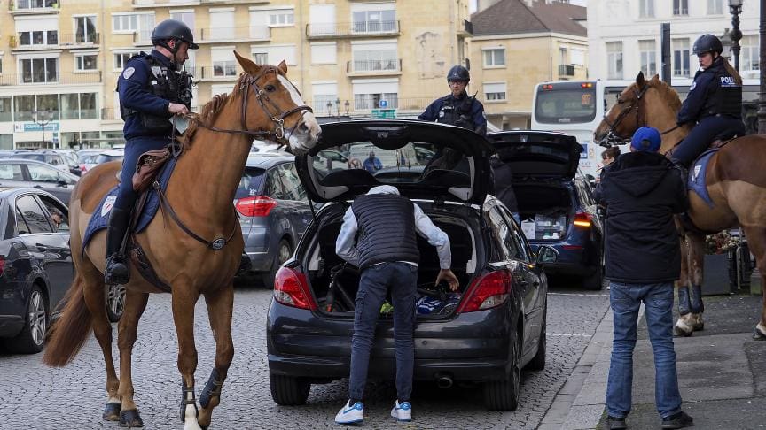 Des policiers à cheval visés par des tirs : la violence urbaine franchit un cap à Sevran