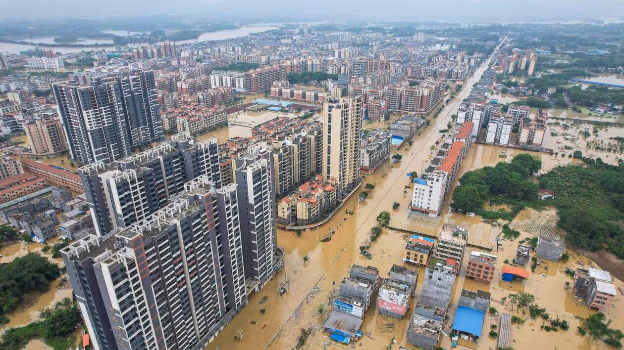 Inondations dans le sud-ouest de la Chine : des dizaines de maisons et de routes détruites