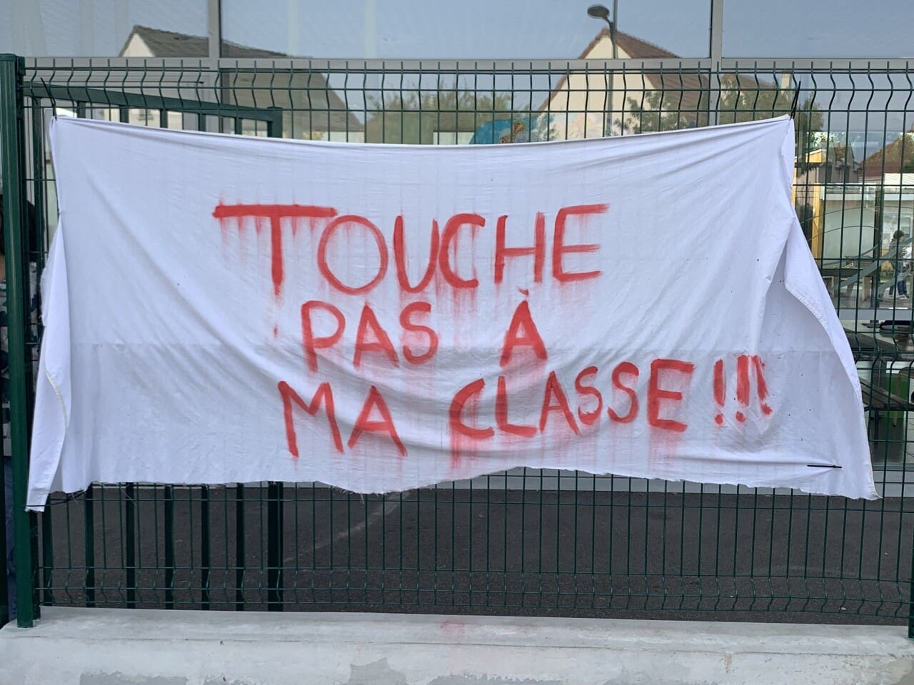 Seine-et-Marne : des parents cadenassent l’école pour dire non aux fermetures de classes