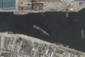 Corée du Nord : un destroyer renversé redressé et amarré dans le port de Chongjin