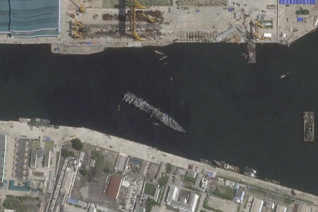 Corée du Nord : un destroyer renversé redressé et amarré dans le port de Chongjin