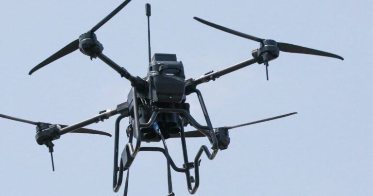 La Russie lance sa plus vaste attaque de drones contre l’Ukraine, un aérodrome stratégique touché