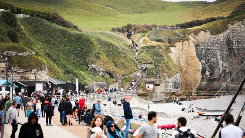Etretat déborde : comment sauver le joyau normand du surtourisme ?