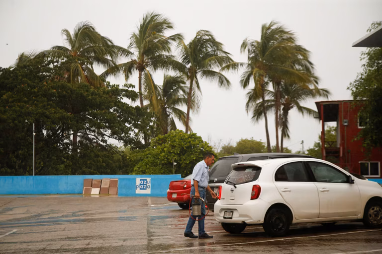 L’ouragan Erick frappe violemment le Mexique : inondations et glissements de terrain redoutés
