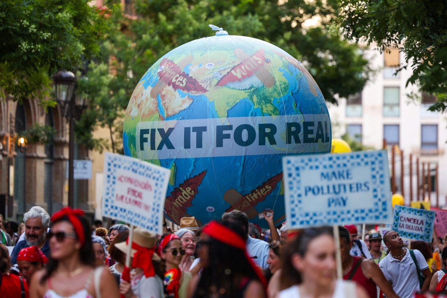 À Séville, des manifestants réclament l’annulation de la dette et la justice climatique avant un sommet de l’ONU