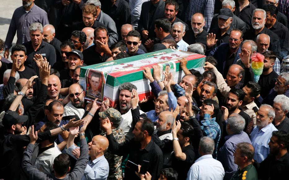 Titre : L’Iran pleure ses hauts responsables tués dans une frappe attribuée à Israël