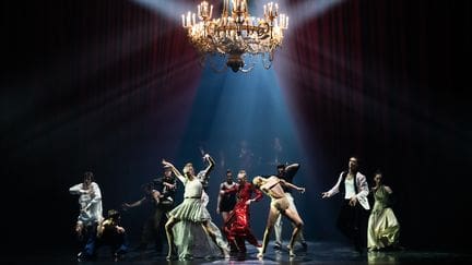 Avec “Red Carpet”, Hofesh Shechter transforme Garnier en cabaret techno et baroque