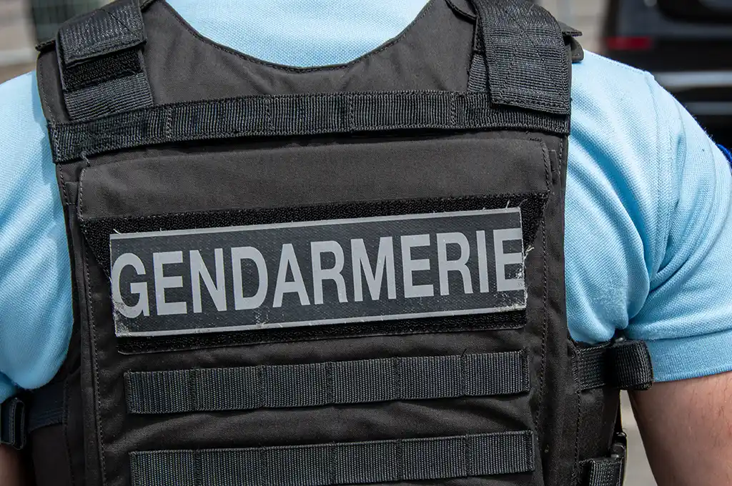 Sarthe : sans permis, sous stupéfiants… il se gare devant les gendarmes