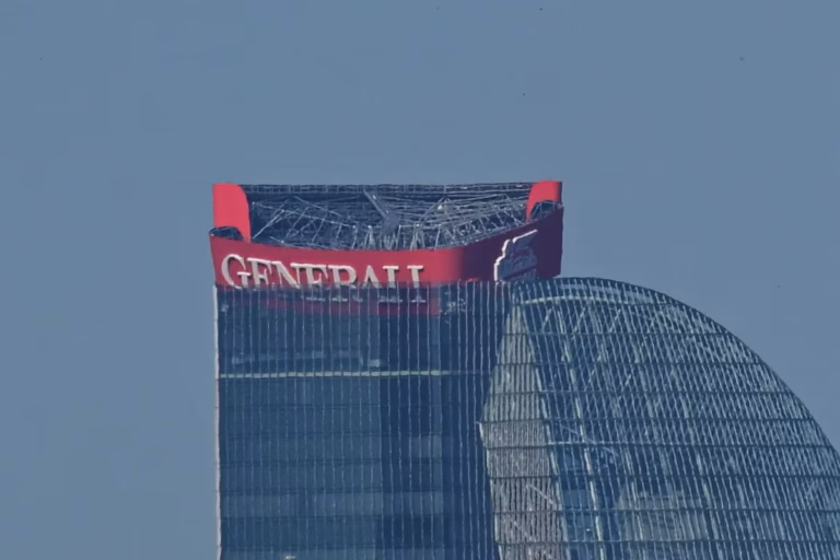 Frayeur à Milan : l’enseigne de Generali menace de s’effondrer du sommet d’un gratte-ciel