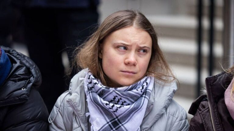 Greta Thunberg embarque sur un navire humanitaire en route vers Gaza pour briser le blocus israélien